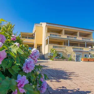 https://apartments-dekanic-krk.primorje-gorskikotar.com